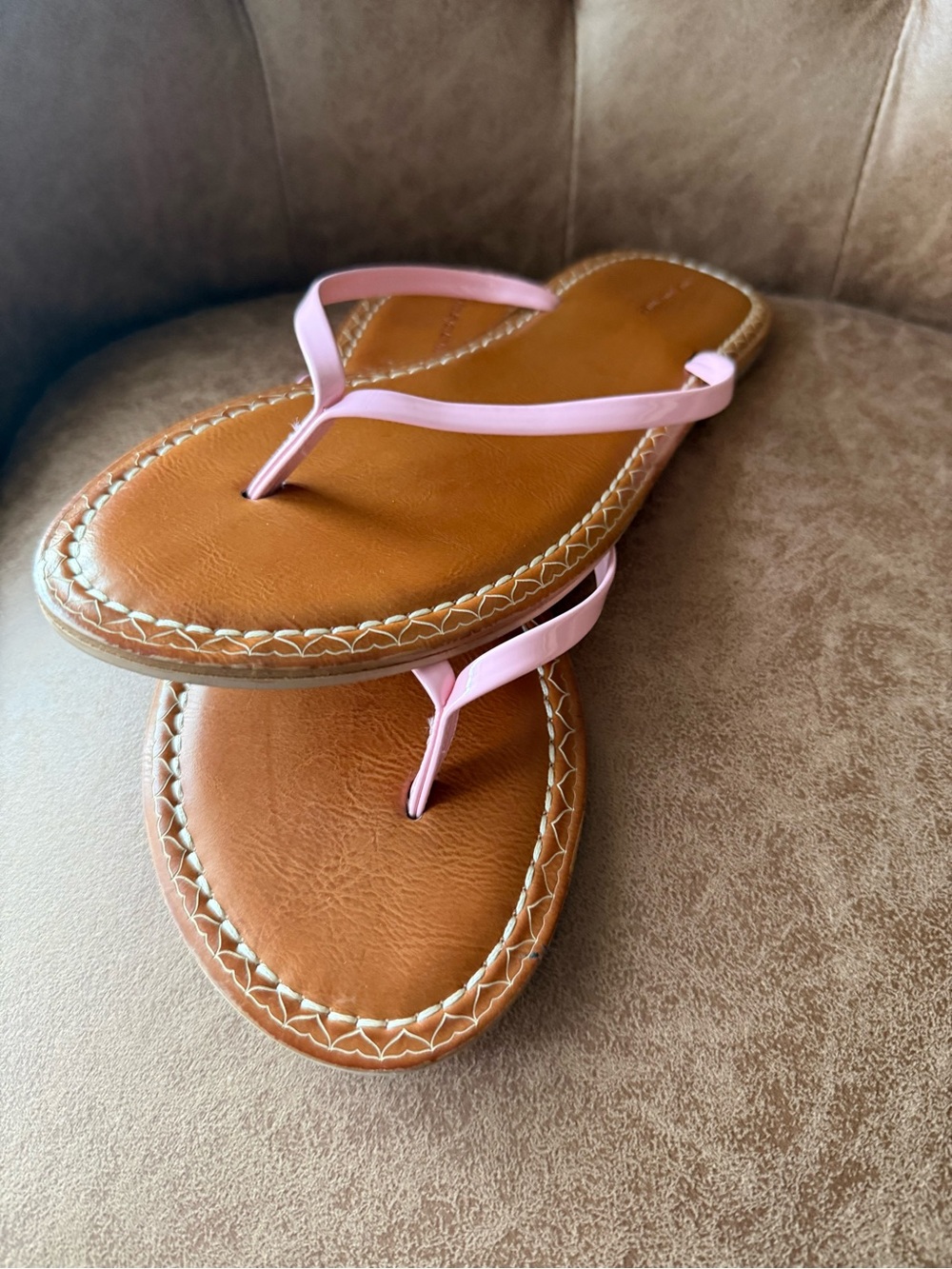 Vineyard Vines Pink-Strap Leather Flip Sandals with Tan Footbed